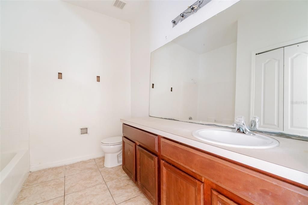 Activo con contrato: $329,950 (4 camas, 2 baños, 1725 Pies cuadrados)