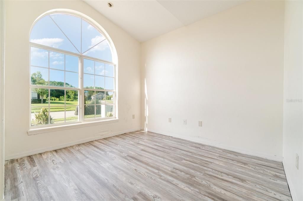 Activo con contrato: $329,950 (4 camas, 2 baños, 1725 Pies cuadrados)