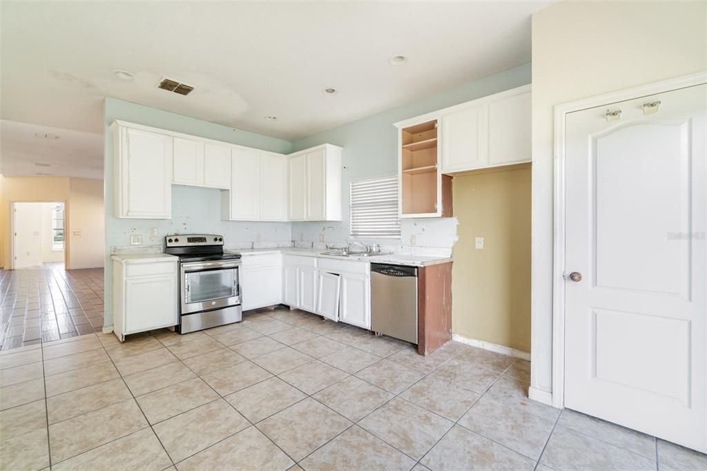 Activo con contrato: $329,950 (4 camas, 2 baños, 1725 Pies cuadrados)