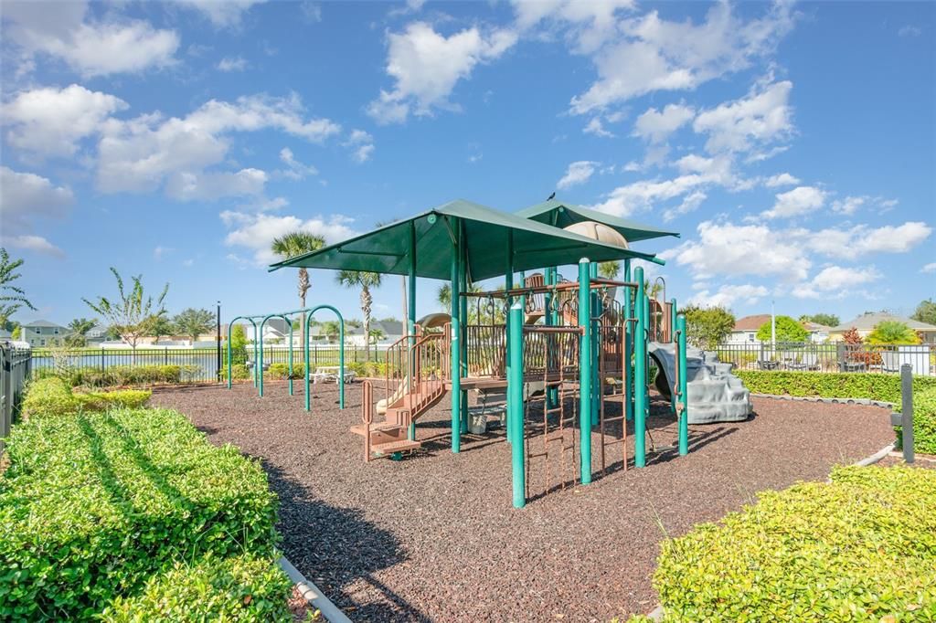 Activo con contrato: $329,950 (4 camas, 2 baños, 1725 Pies cuadrados)