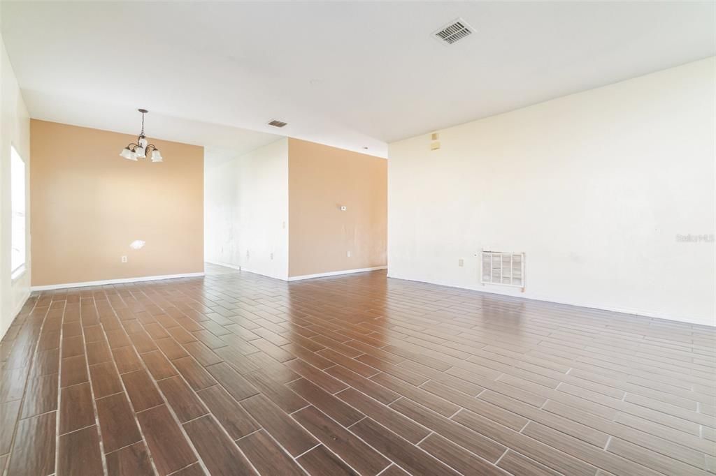 Activo con contrato: $329,950 (4 camas, 2 baños, 1725 Pies cuadrados)