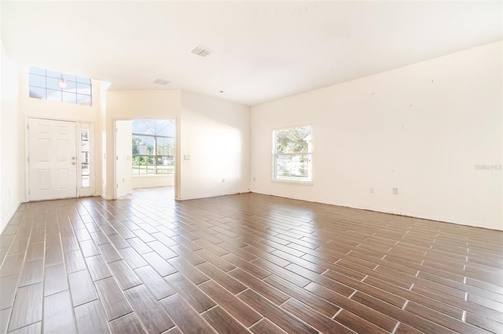 Activo con contrato: $329,950 (4 camas, 2 baños, 1725 Pies cuadrados)