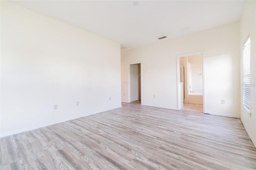 Activo con contrato: $329,950 (4 camas, 2 baños, 1725 Pies cuadrados)