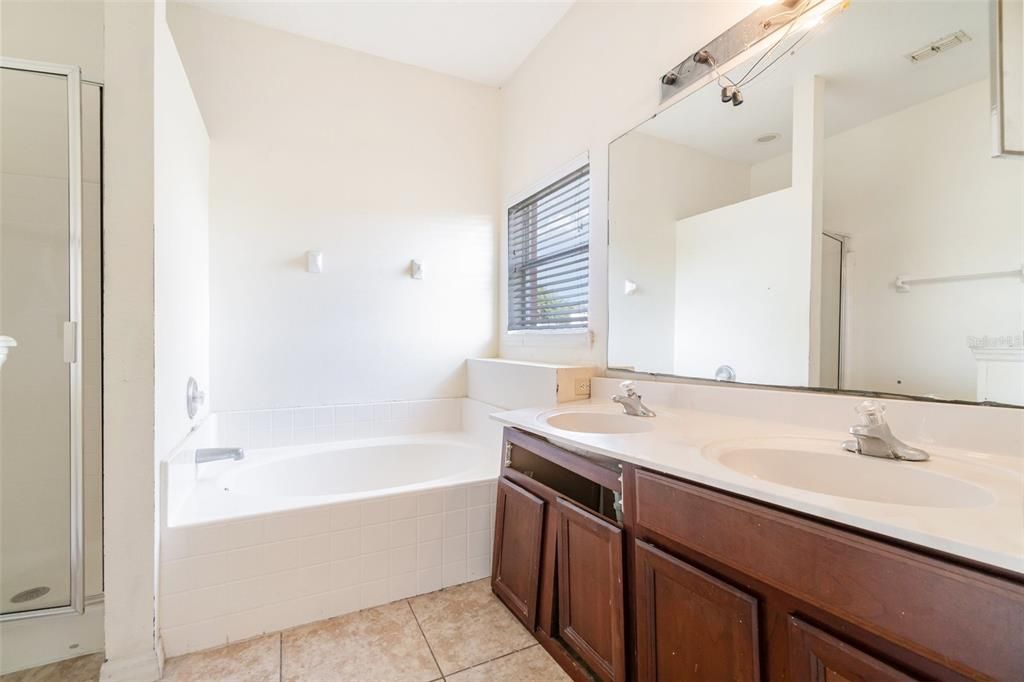 Activo con contrato: $329,950 (4 camas, 2 baños, 1725 Pies cuadrados)