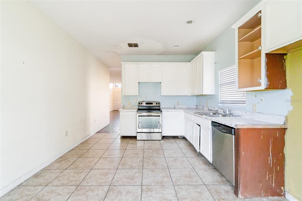 Activo con contrato: $329,950 (4 camas, 2 baños, 1725 Pies cuadrados)