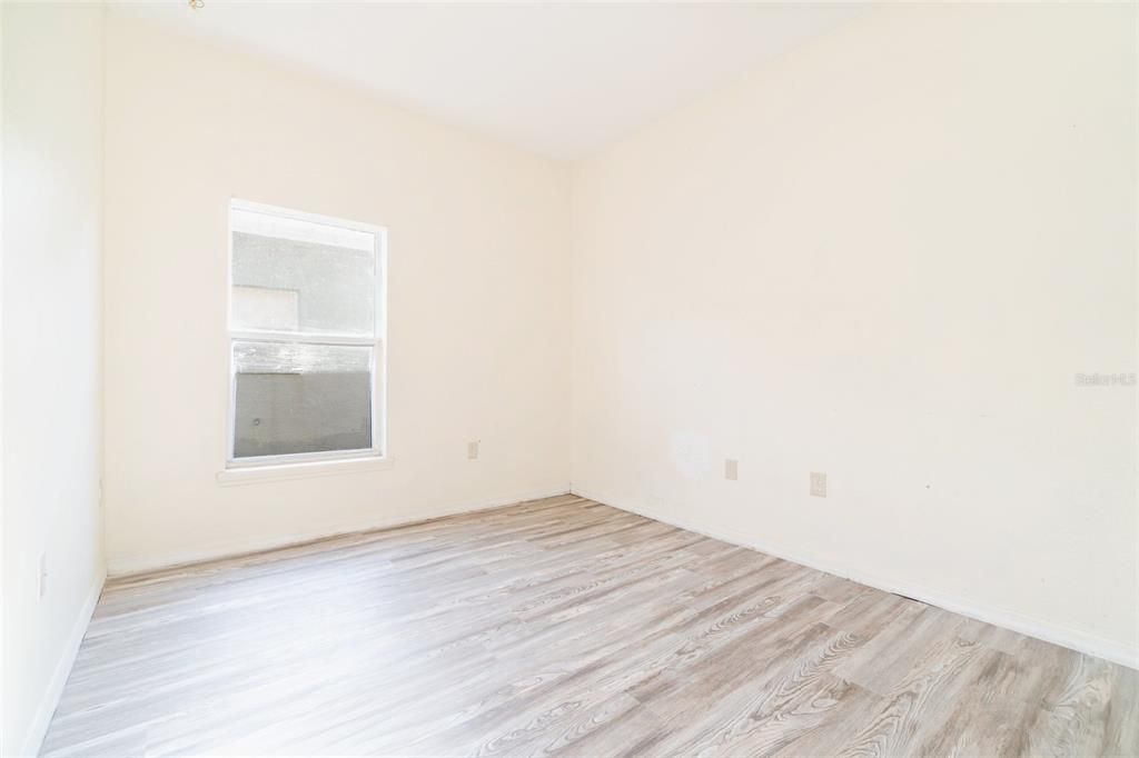 Activo con contrato: $329,950 (4 camas, 2 baños, 1725 Pies cuadrados)