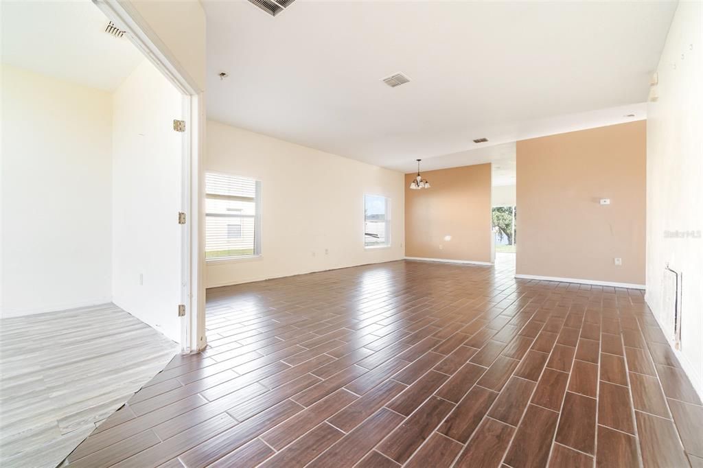 Activo con contrato: $329,950 (4 camas, 2 baños, 1725 Pies cuadrados)