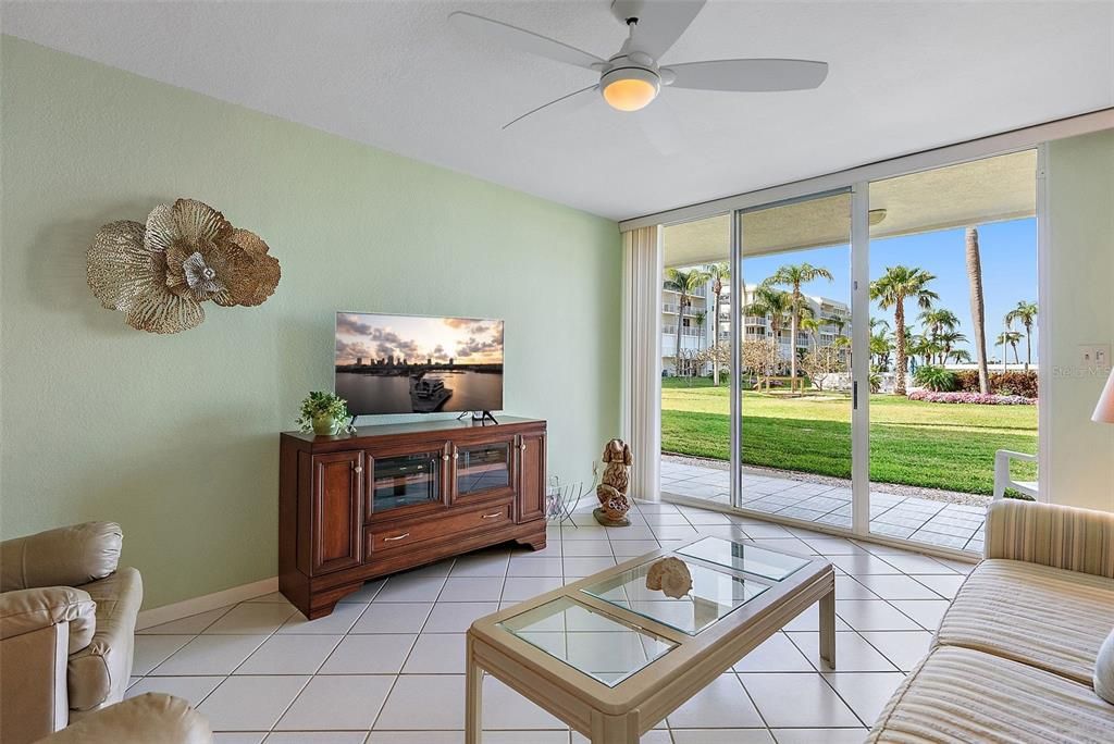 For Sale: $525,000 (2 beds, 2 baths, 1160 Square Feet)