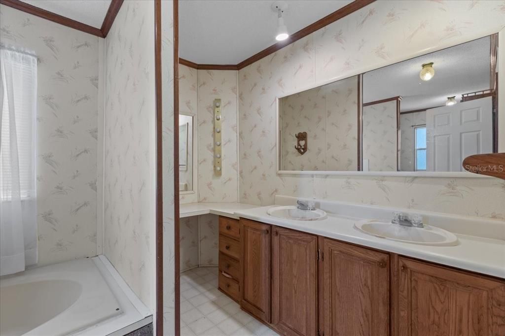 En Venta: $254,000 (4 camas, 2 baños, 1998 Pies cuadrados)