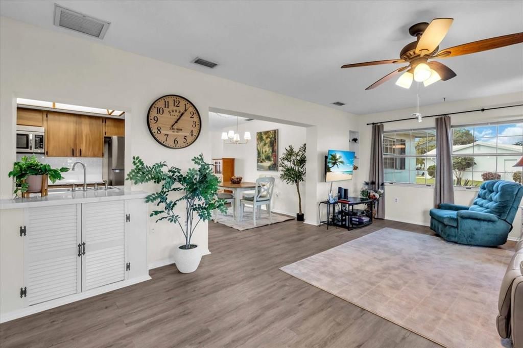 Active With Contract: $279,000 (2 beds, 2 baths, 1370 Square Feet)