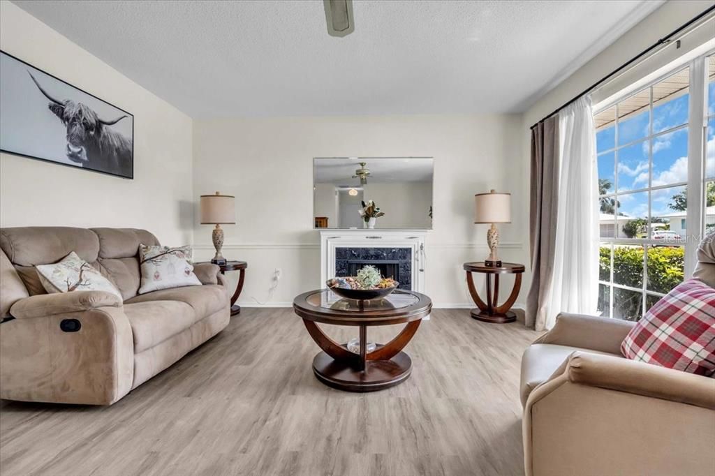 Active With Contract: $279,000 (2 beds, 2 baths, 1370 Square Feet)