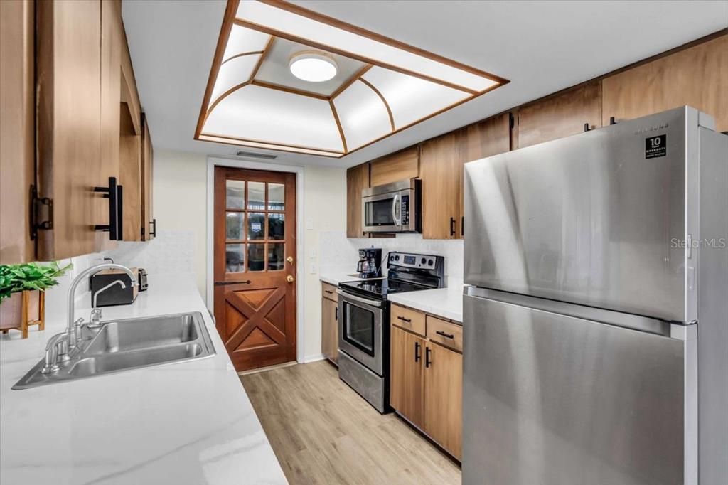 Active With Contract: $279,000 (2 beds, 2 baths, 1370 Square Feet)