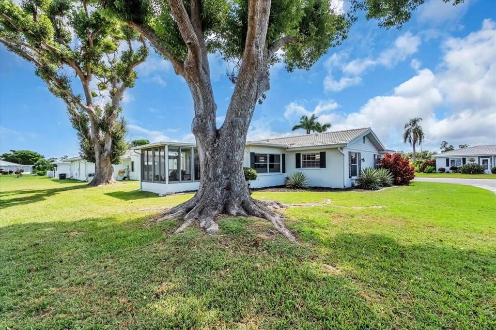 Active With Contract: $279,000 (2 beds, 2 baths, 1370 Square Feet)