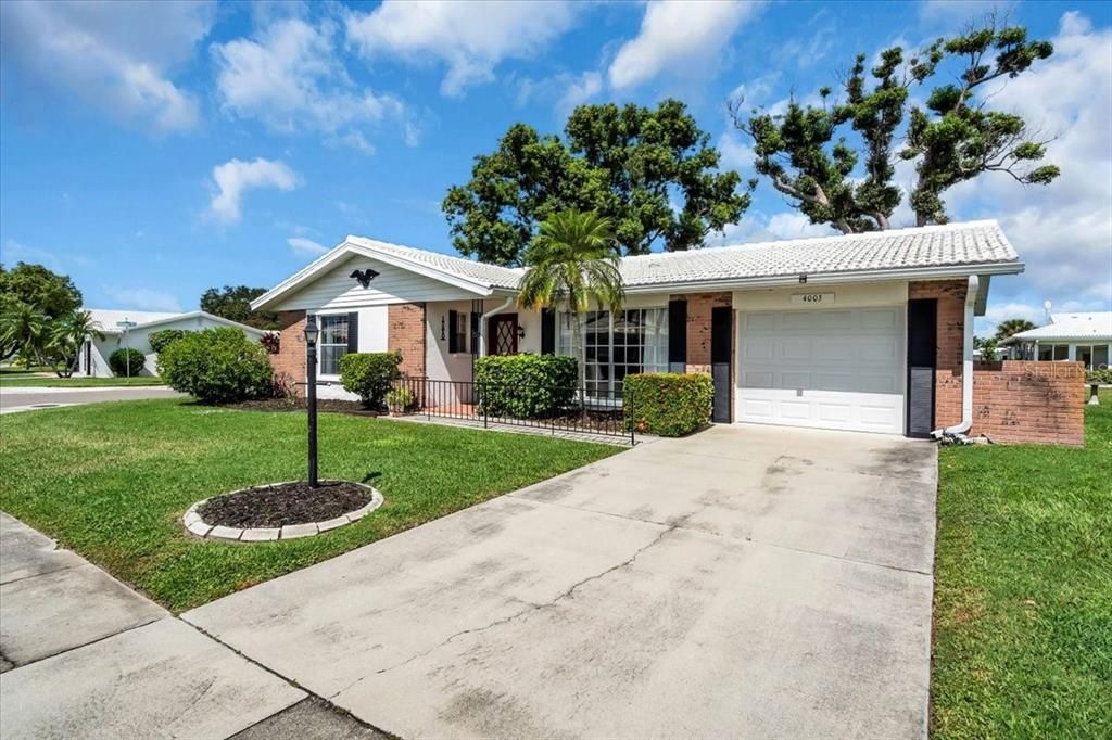 Active With Contract: $279,000 (2 beds, 2 baths, 1370 Square Feet)