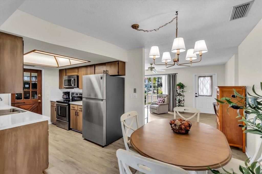 Active With Contract: $279,000 (2 beds, 2 baths, 1370 Square Feet)