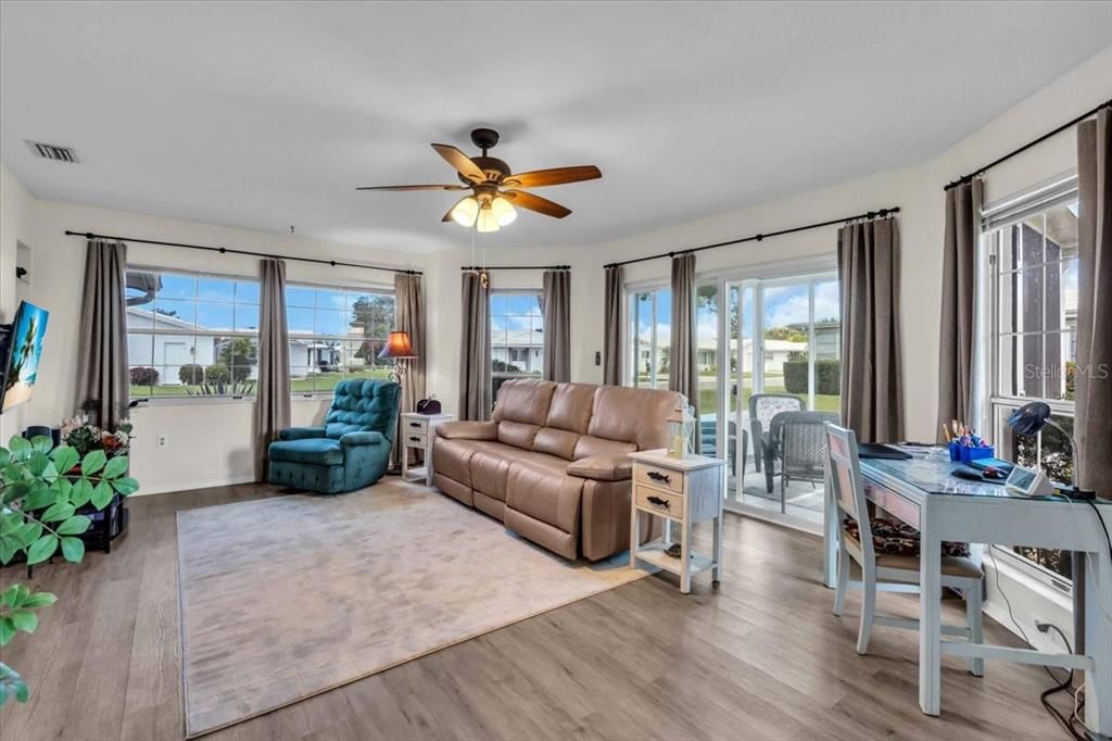 Active With Contract: $279,000 (2 beds, 2 baths, 1370 Square Feet)