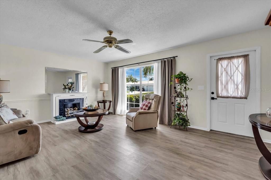 Active With Contract: $279,000 (2 beds, 2 baths, 1370 Square Feet)