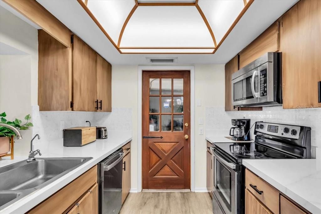 Active With Contract: $279,000 (2 beds, 2 baths, 1370 Square Feet)