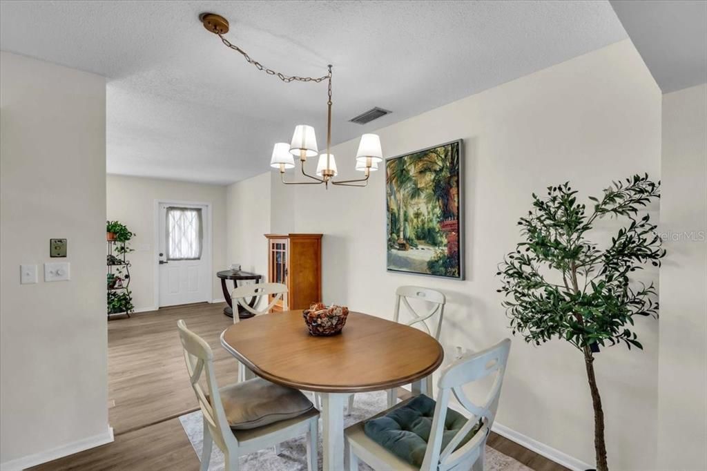 Active With Contract: $279,000 (2 beds, 2 baths, 1370 Square Feet)