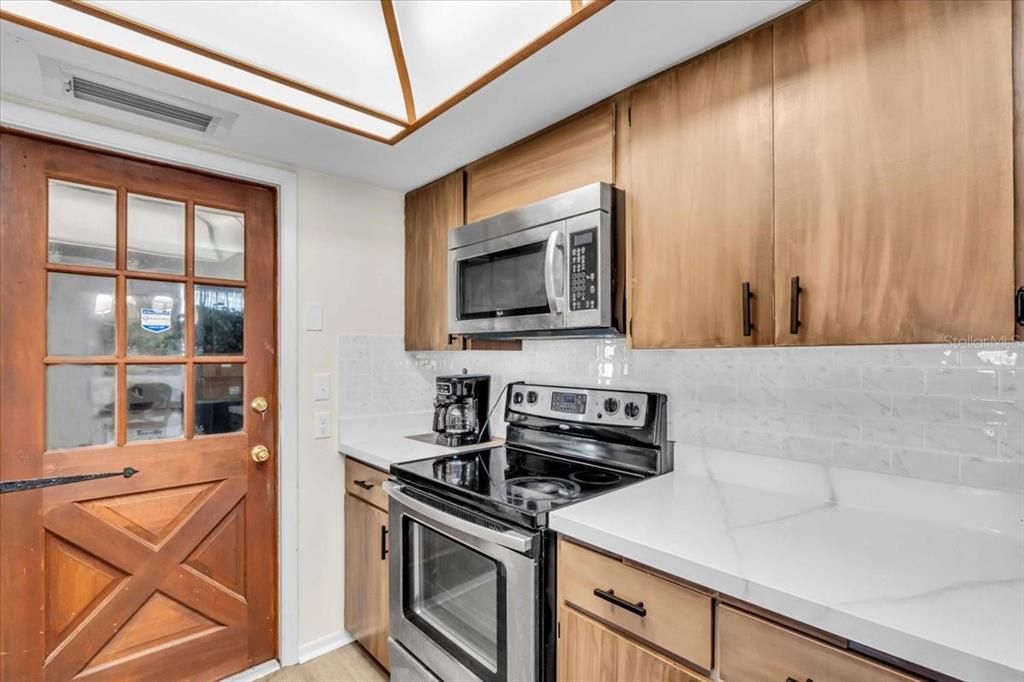 Active With Contract: $279,000 (2 beds, 2 baths, 1370 Square Feet)