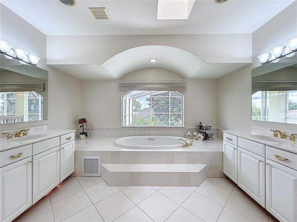 For Rent: $9,000 (5 beds, 5 baths, 4444 Square Feet)