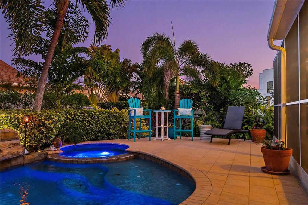 合同活跃: $995,000 (3 贝兹, 2 浴室, 2103 平方英尺)