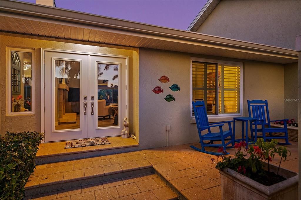 合同活跃: $995,000 (3 贝兹, 2 浴室, 2103 平方英尺)