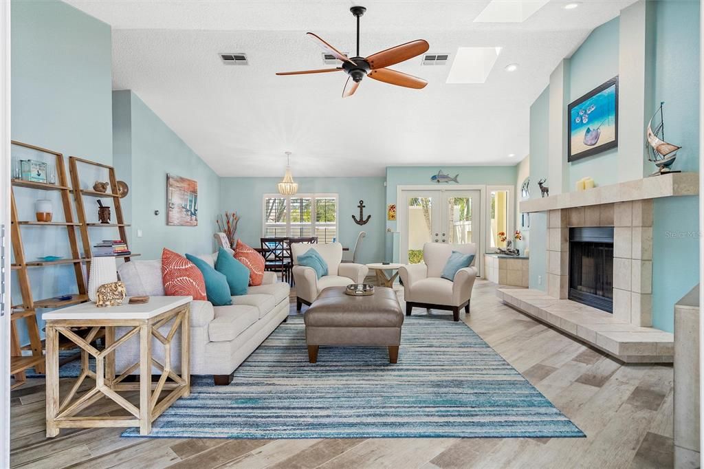 合同活跃: $995,000 (3 贝兹, 2 浴室, 2103 平方英尺)