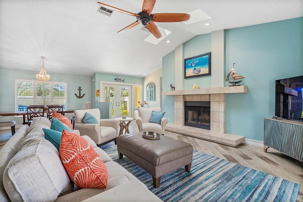 合同活跃: $995,000 (3 贝兹, 2 浴室, 2103 平方英尺)