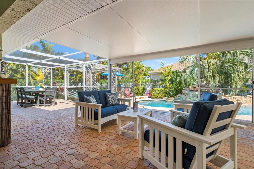 合同活跃: $995,000 (3 贝兹, 2 浴室, 2103 平方英尺)