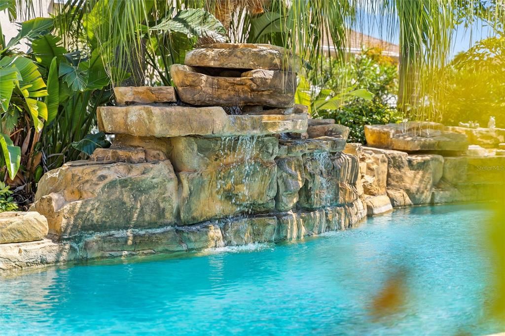 合同活跃: $995,000 (3 贝兹, 2 浴室, 2103 平方英尺)