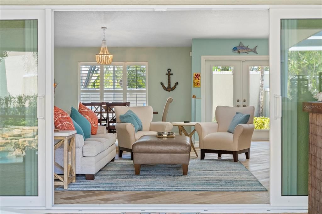 合同活跃: $995,000 (3 贝兹, 2 浴室, 2103 平方英尺)