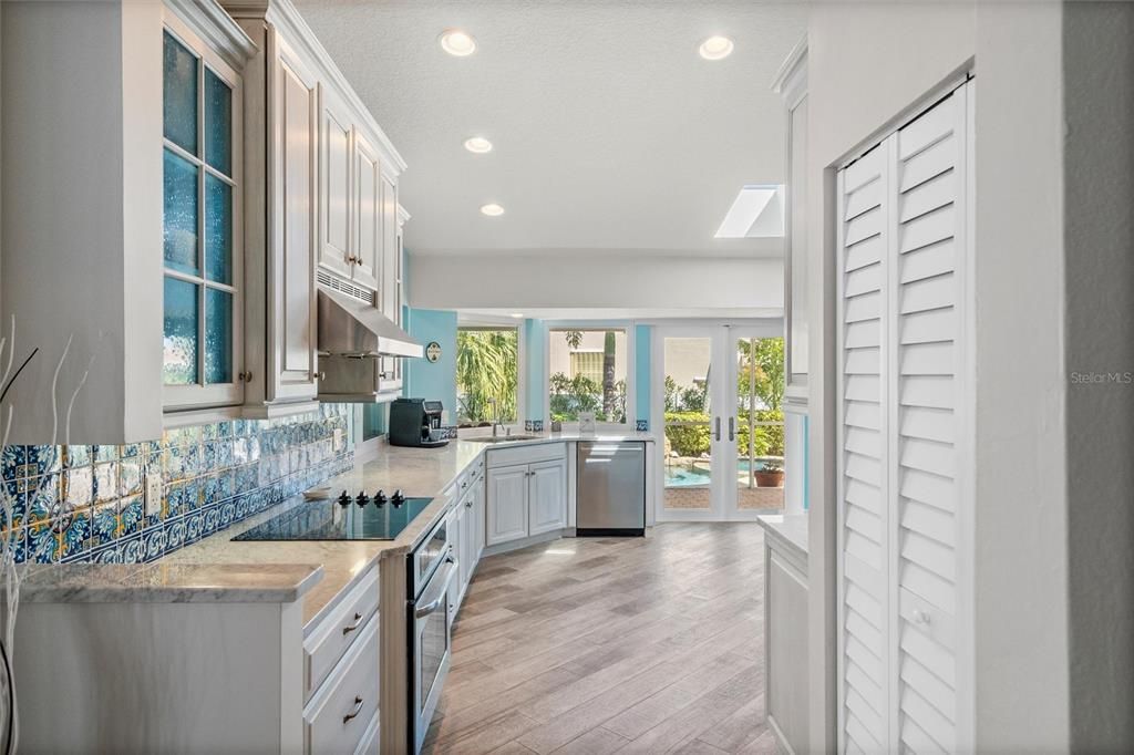 合同活跃: $995,000 (3 贝兹, 2 浴室, 2103 平方英尺)