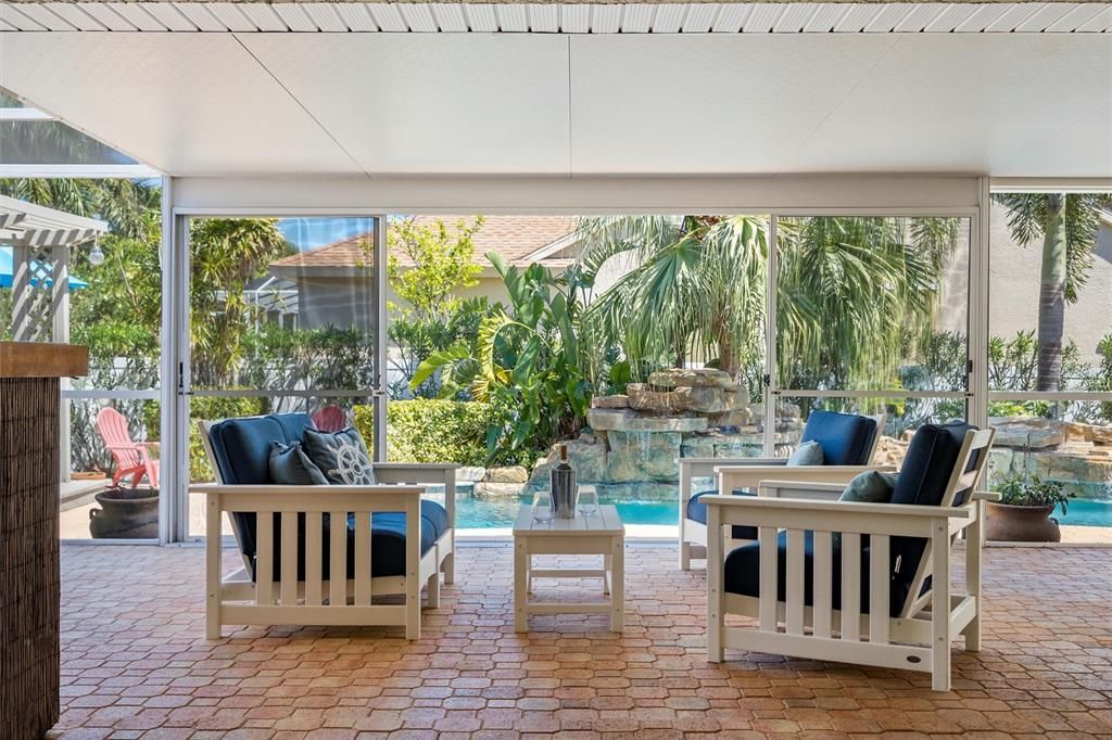 合同活跃: $995,000 (3 贝兹, 2 浴室, 2103 平方英尺)