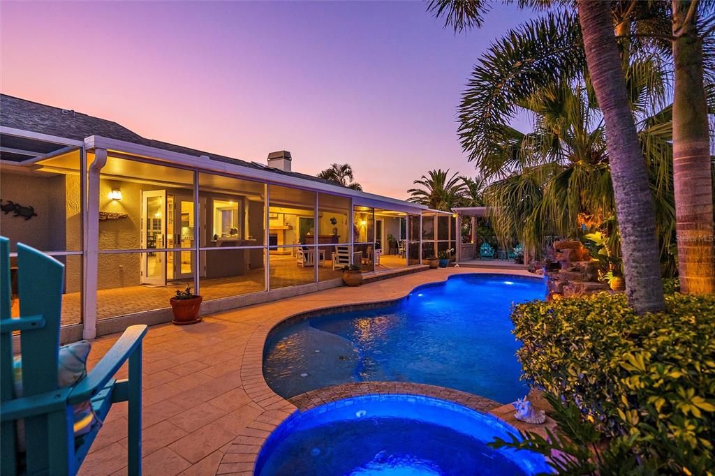 合同活跃: $995,000 (3 贝兹, 2 浴室, 2103 平方英尺)