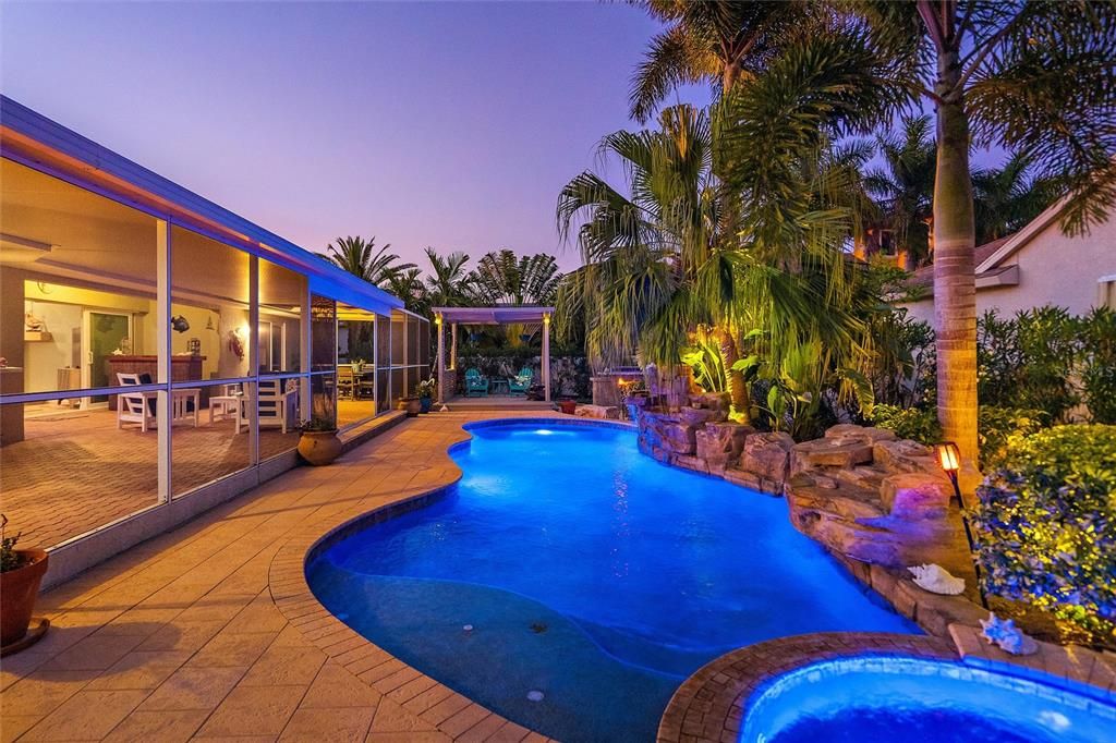 合同活跃: $995,000 (3 贝兹, 2 浴室, 2103 平方英尺)