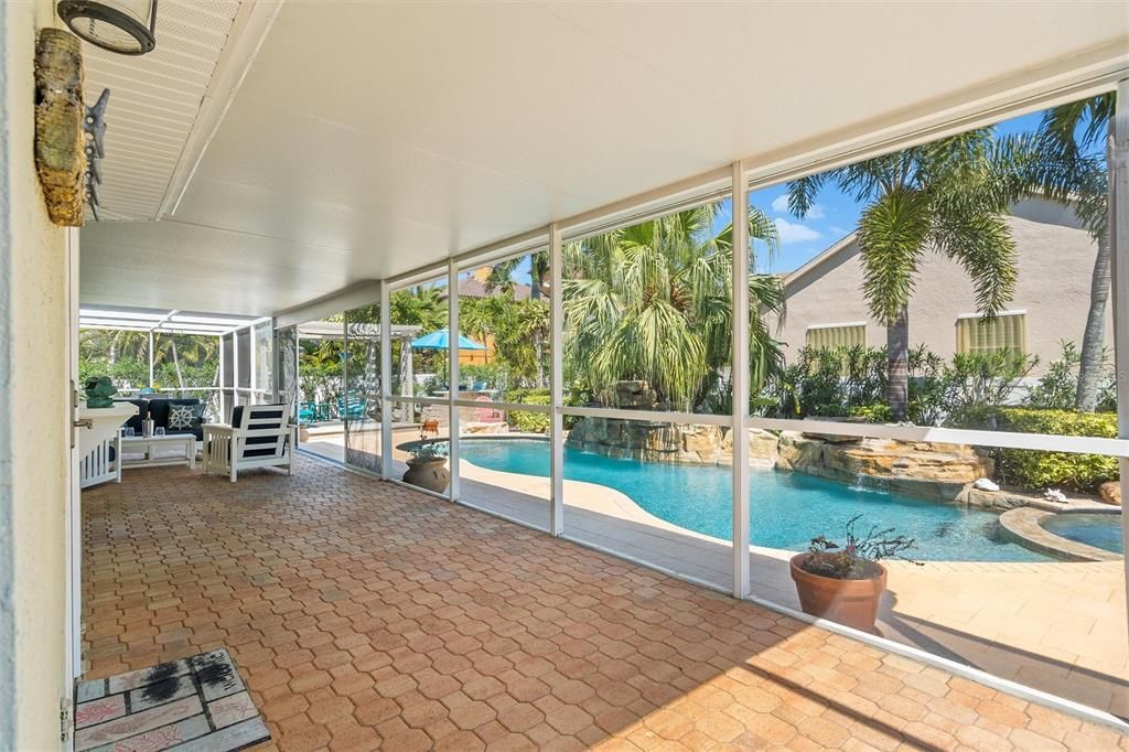 合同活跃: $995,000 (3 贝兹, 2 浴室, 2103 平方英尺)