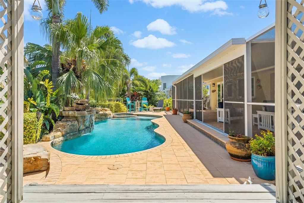 合同活跃: $995,000 (3 贝兹, 2 浴室, 2103 平方英尺)