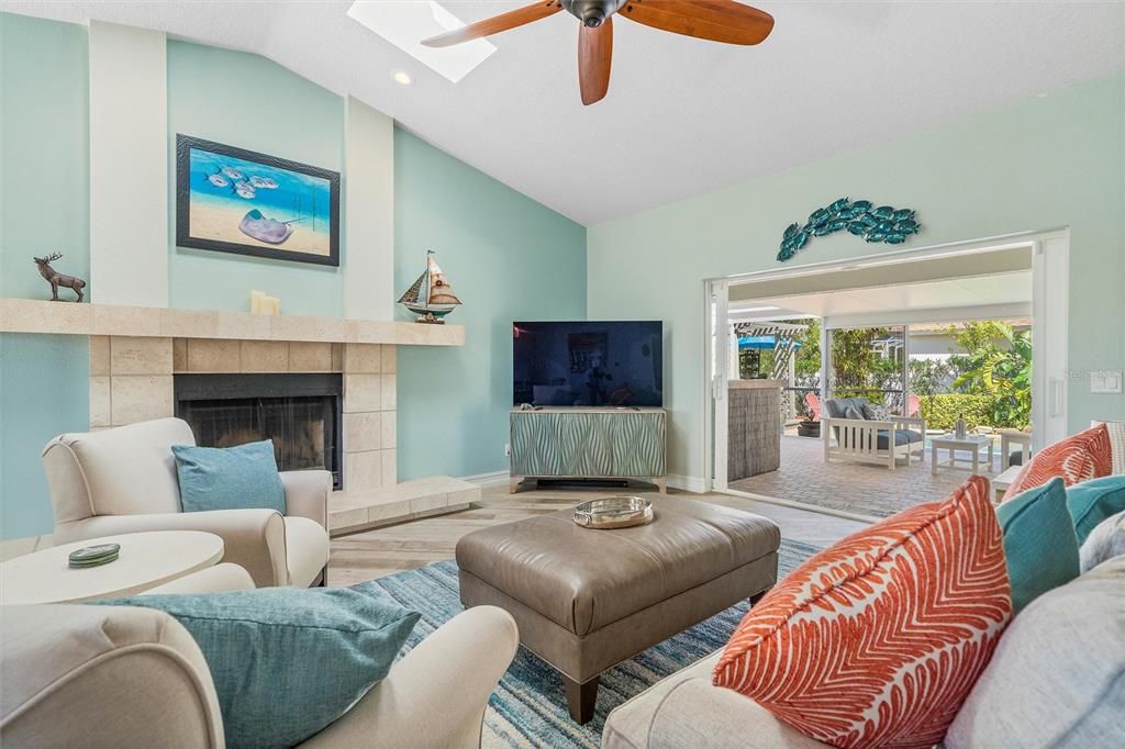 合同活跃: $995,000 (3 贝兹, 2 浴室, 2103 平方英尺)