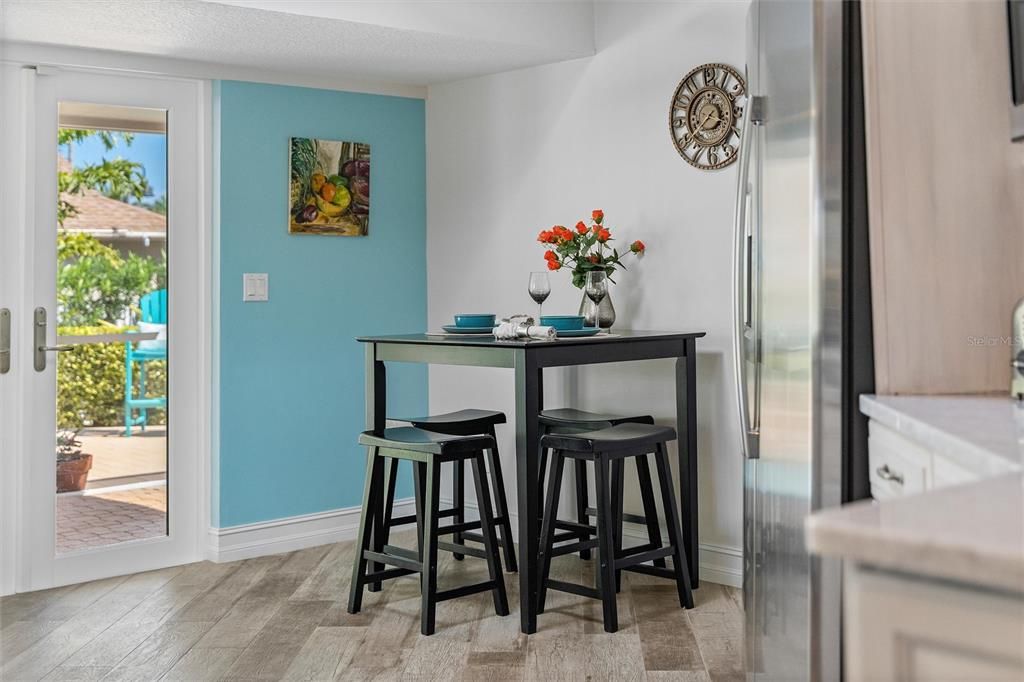 合同活跃: $995,000 (3 贝兹, 2 浴室, 2103 平方英尺)