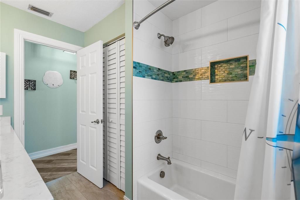 合同活跃: $995,000 (3 贝兹, 2 浴室, 2103 平方英尺)