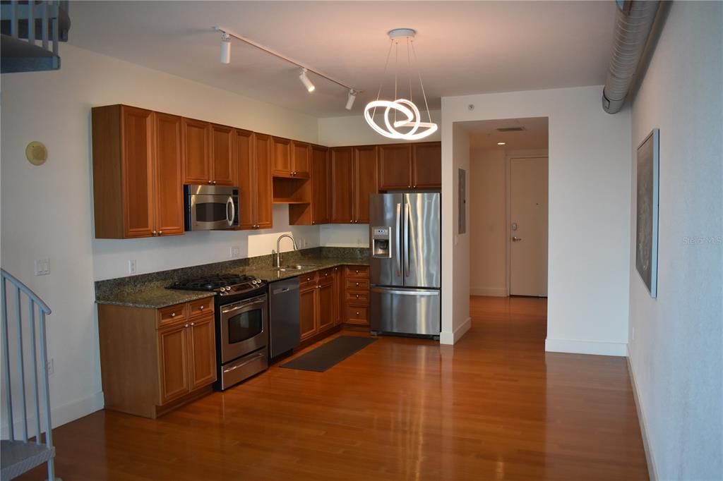 Под контрактом: $2,495 (1 спален, 1 ванн, 921 Квадратных фут)