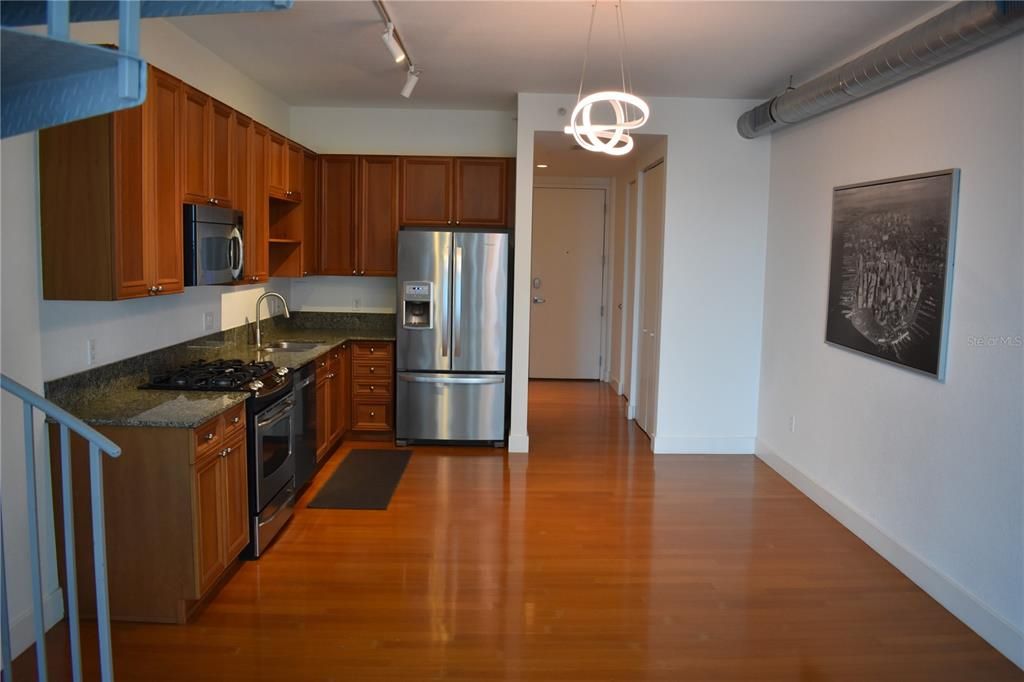 Под контрактом: $2,495 (1 спален, 1 ванн, 921 Квадратных фут)