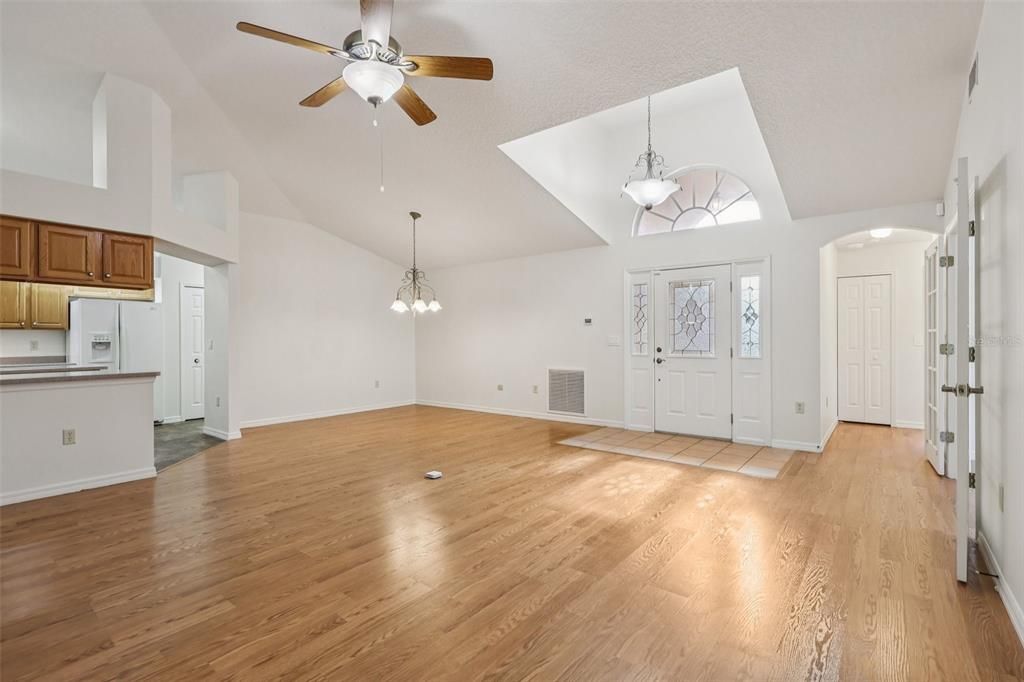 合同活跃: $340,000 (3 贝兹, 2 浴室, 1719 平方英尺)