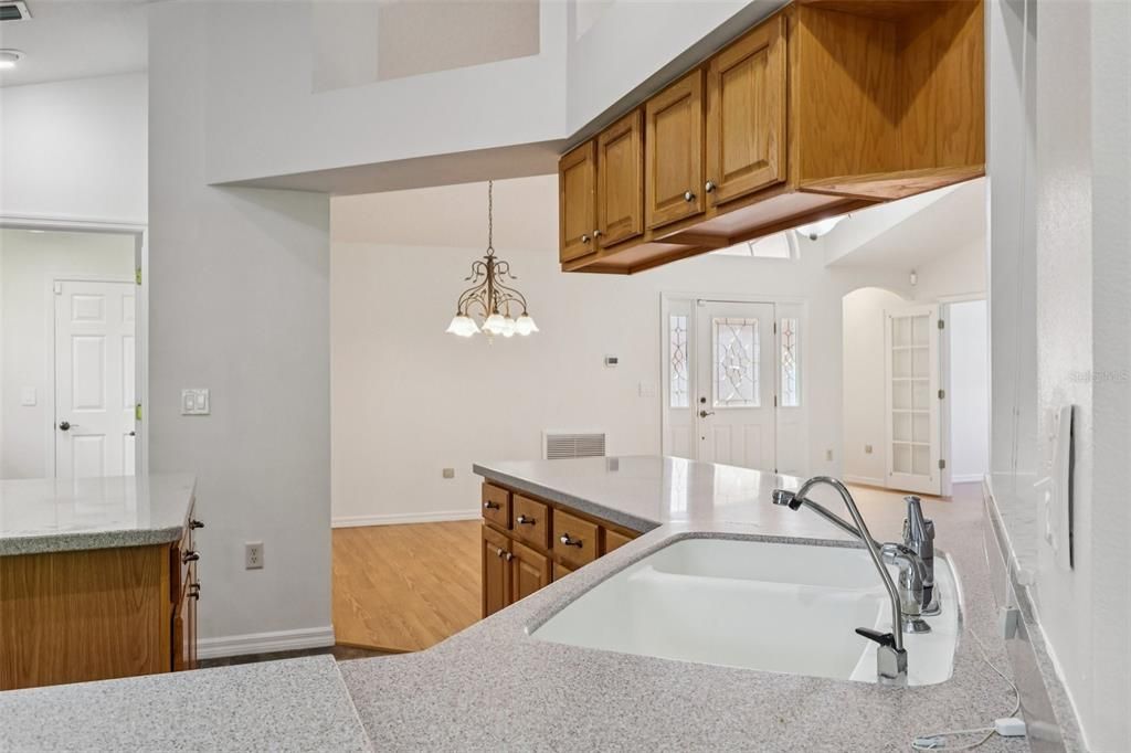 合同活跃: $340,000 (3 贝兹, 2 浴室, 1719 平方英尺)