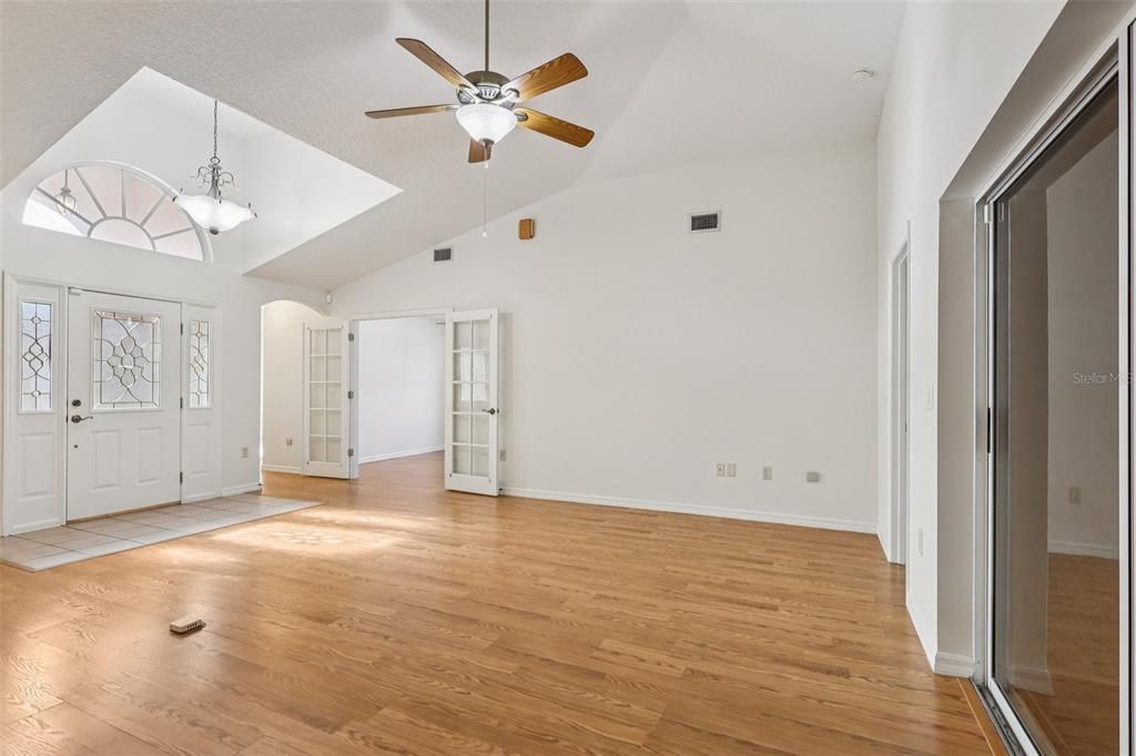 合同活跃: $340,000 (3 贝兹, 2 浴室, 1719 平方英尺)