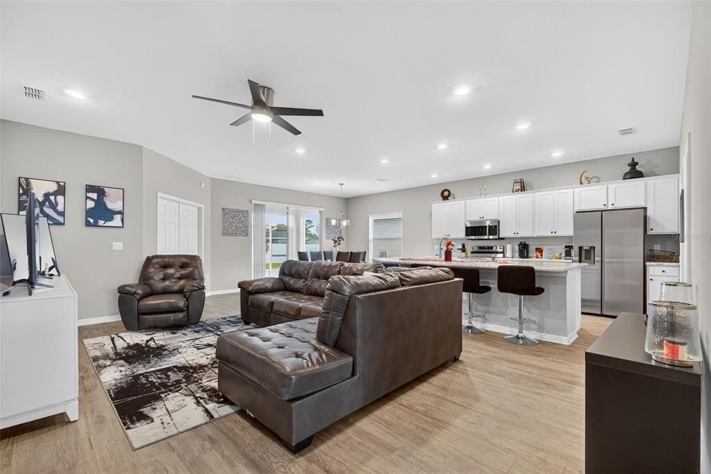 待售: $375,000 (4 贝兹, 2 浴室, 2081 平方英尺)