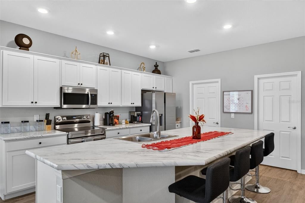 待售: $375,000 (4 贝兹, 2 浴室, 2081 平方英尺)