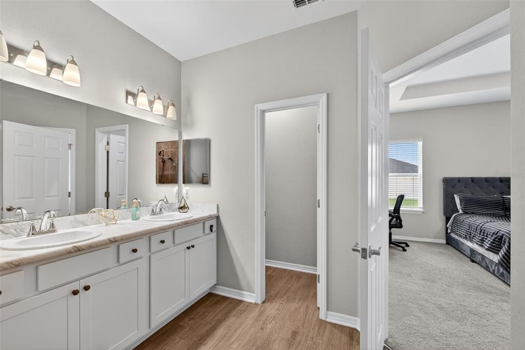 待售: $375,000 (4 贝兹, 2 浴室, 2081 平方英尺)