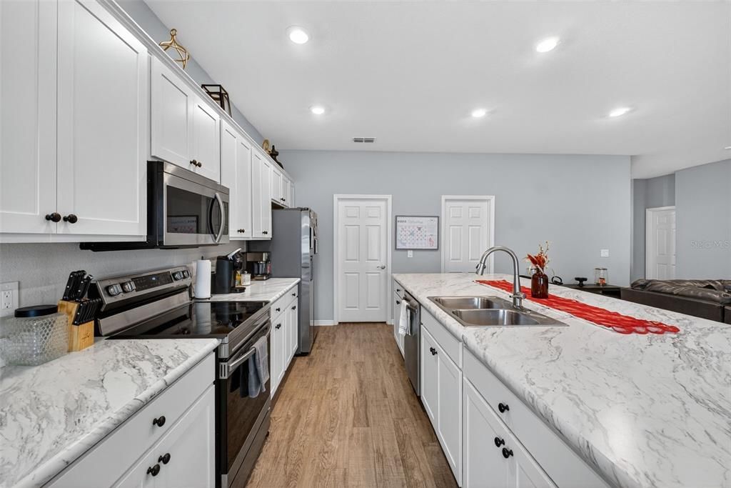 待售: $375,000 (4 贝兹, 2 浴室, 2081 平方英尺)